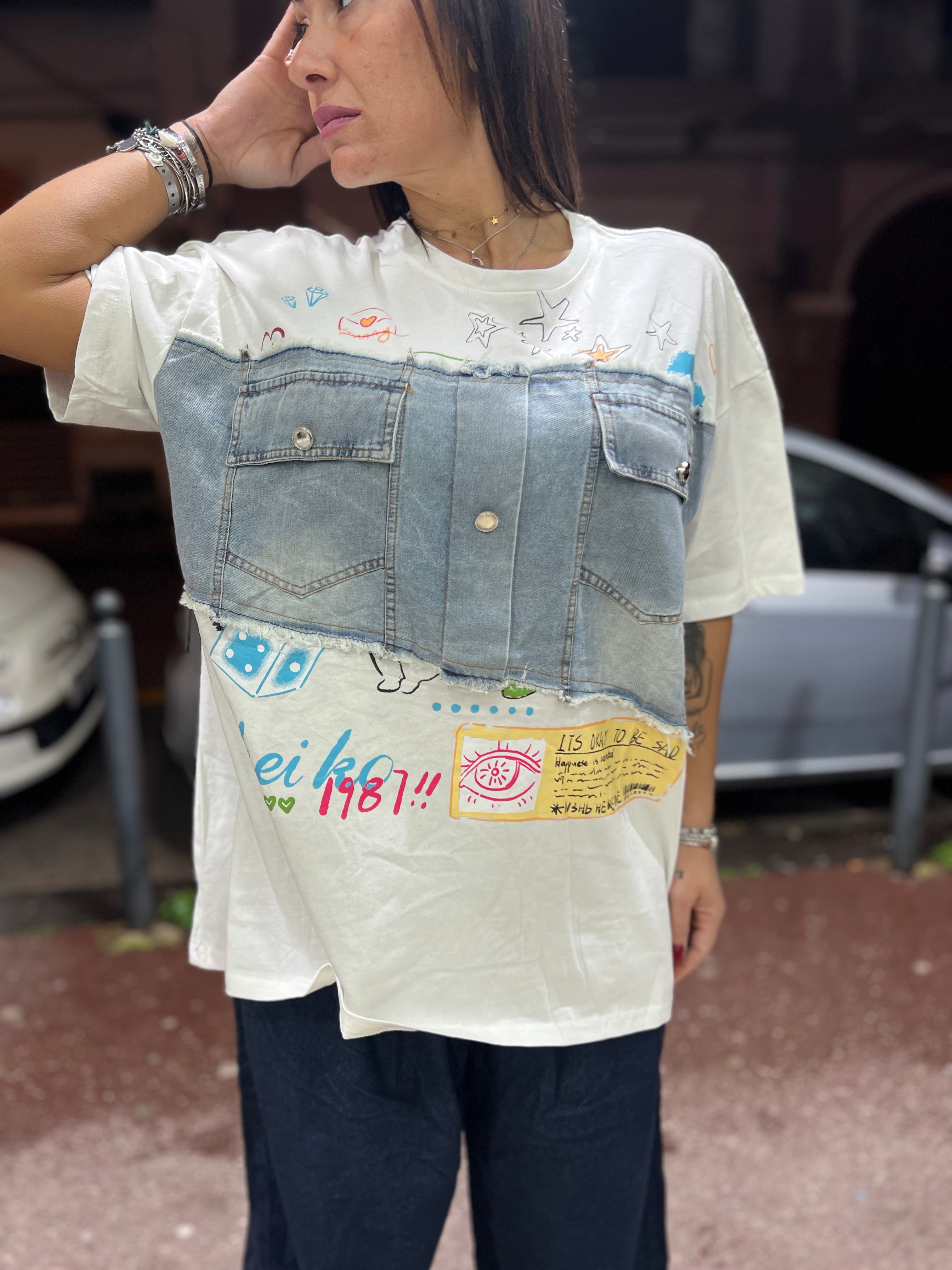 T-shirt over inserti in jeans