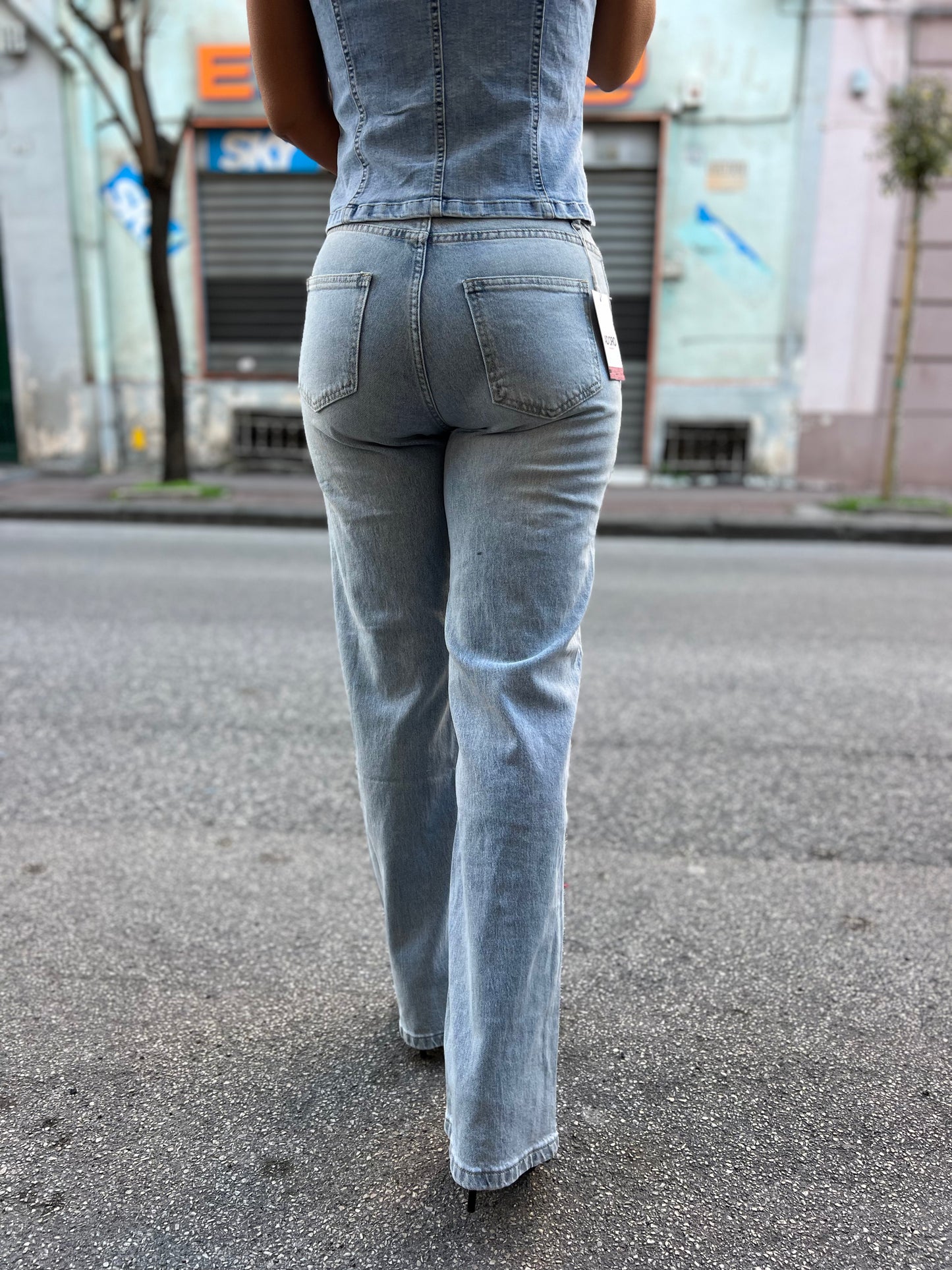 Jeans mit Perlenschleife