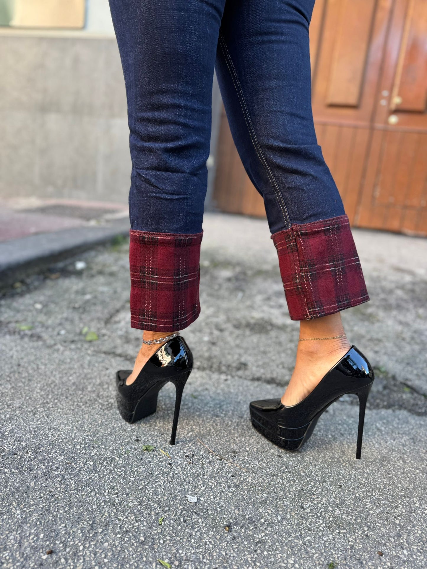 Knöcheljeans mit Schottenmuster