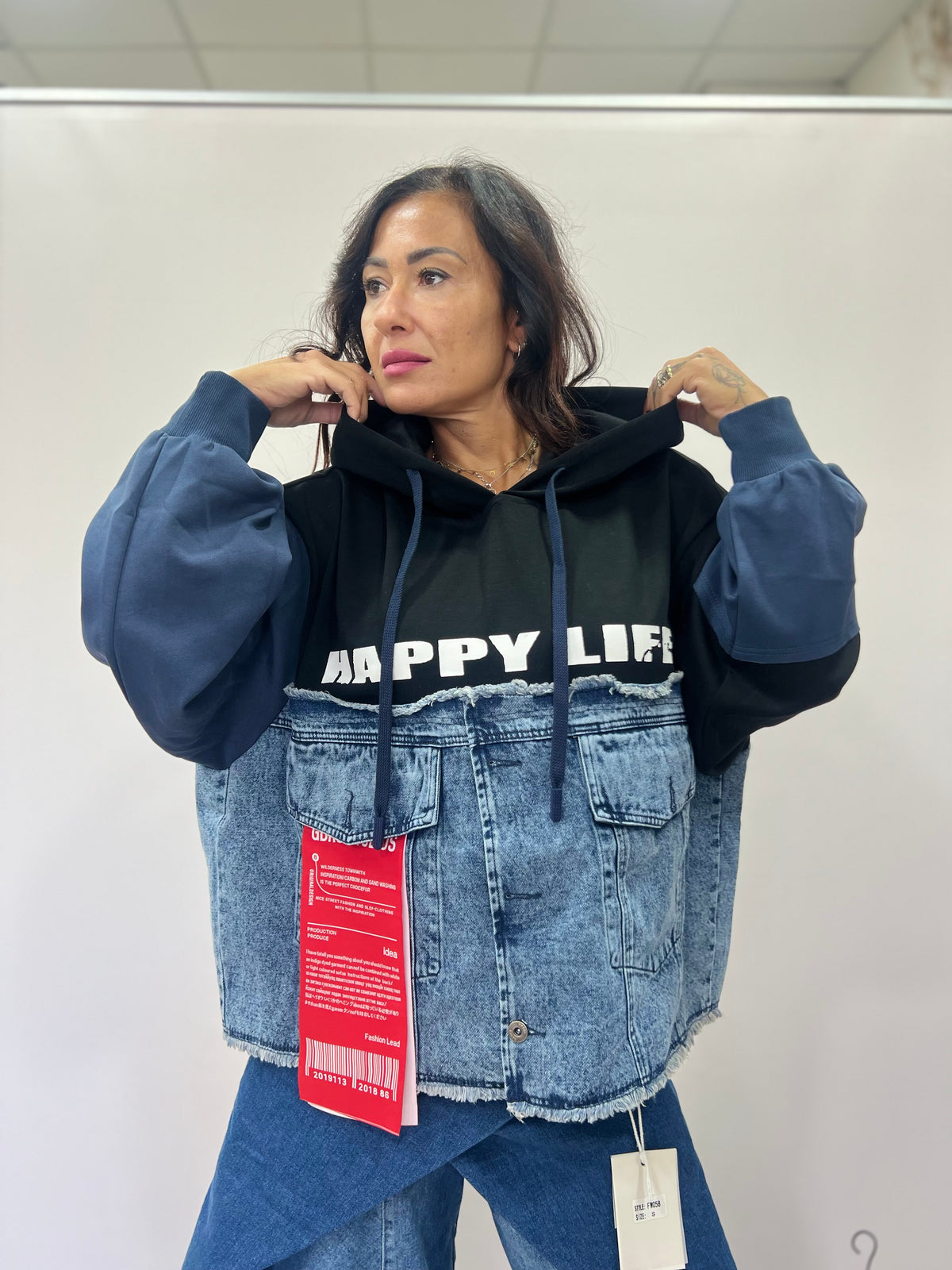 Felpa Donna Happy Life Oversize con Cappuccio e Inserti in Jeans