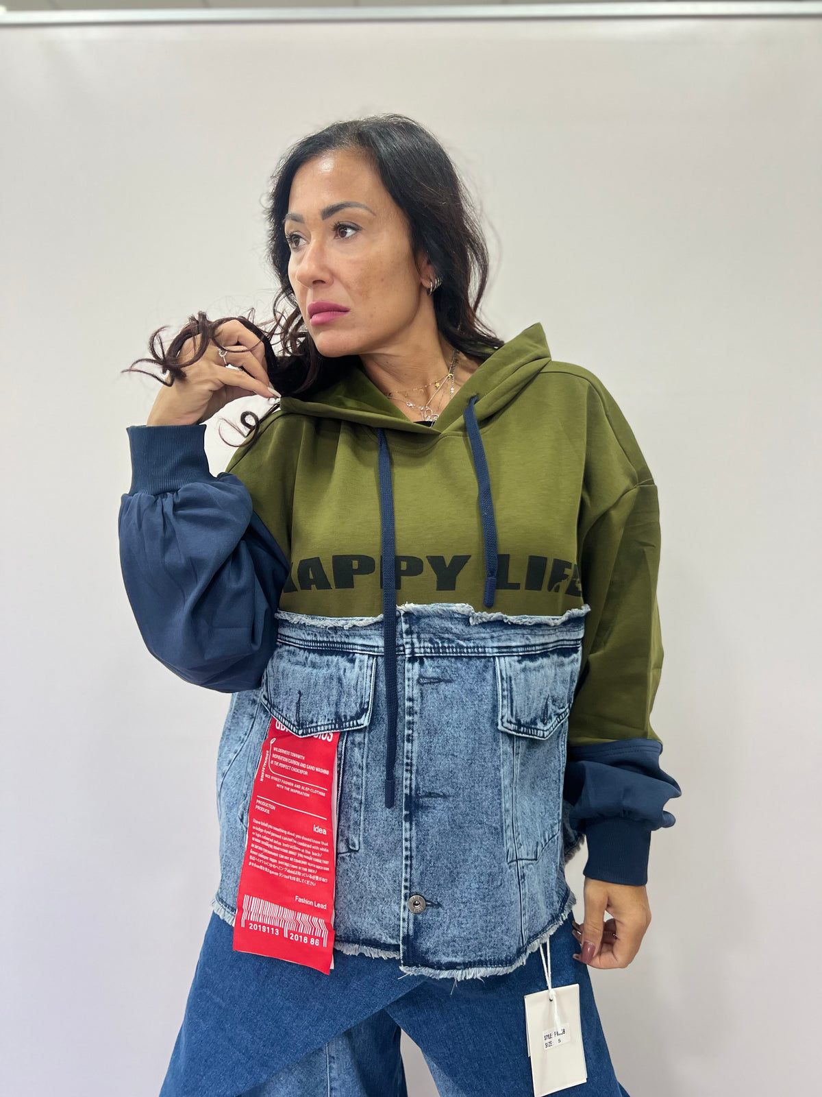 Felpa Donna Happy Life Oversize con Cappuccio e Inserti in Jeans