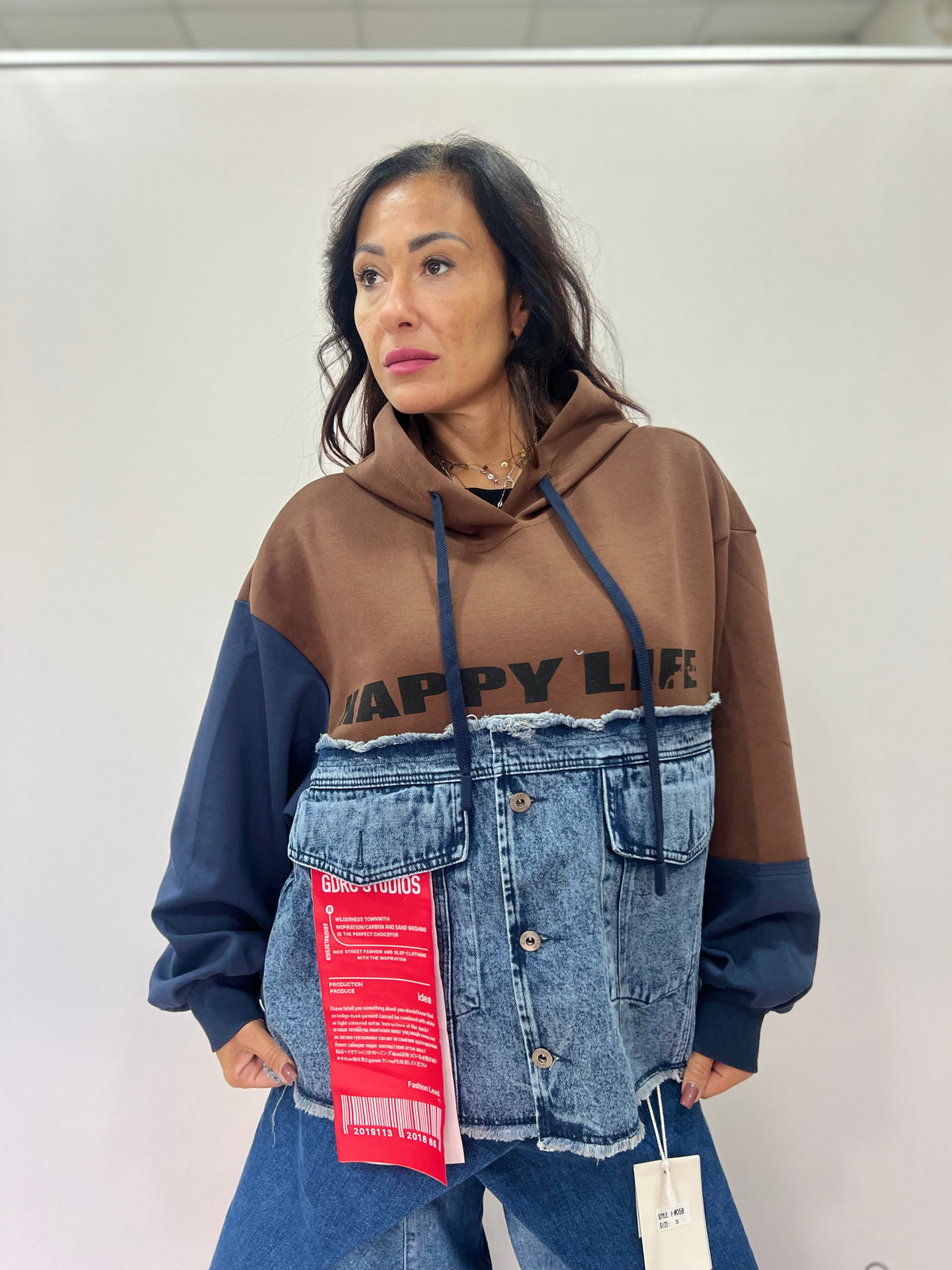 Felpa Donna Happy Life Oversize con Cappuccio e Inserti in Jeans